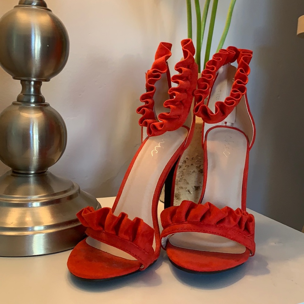 Chic barely worn bright red pumps